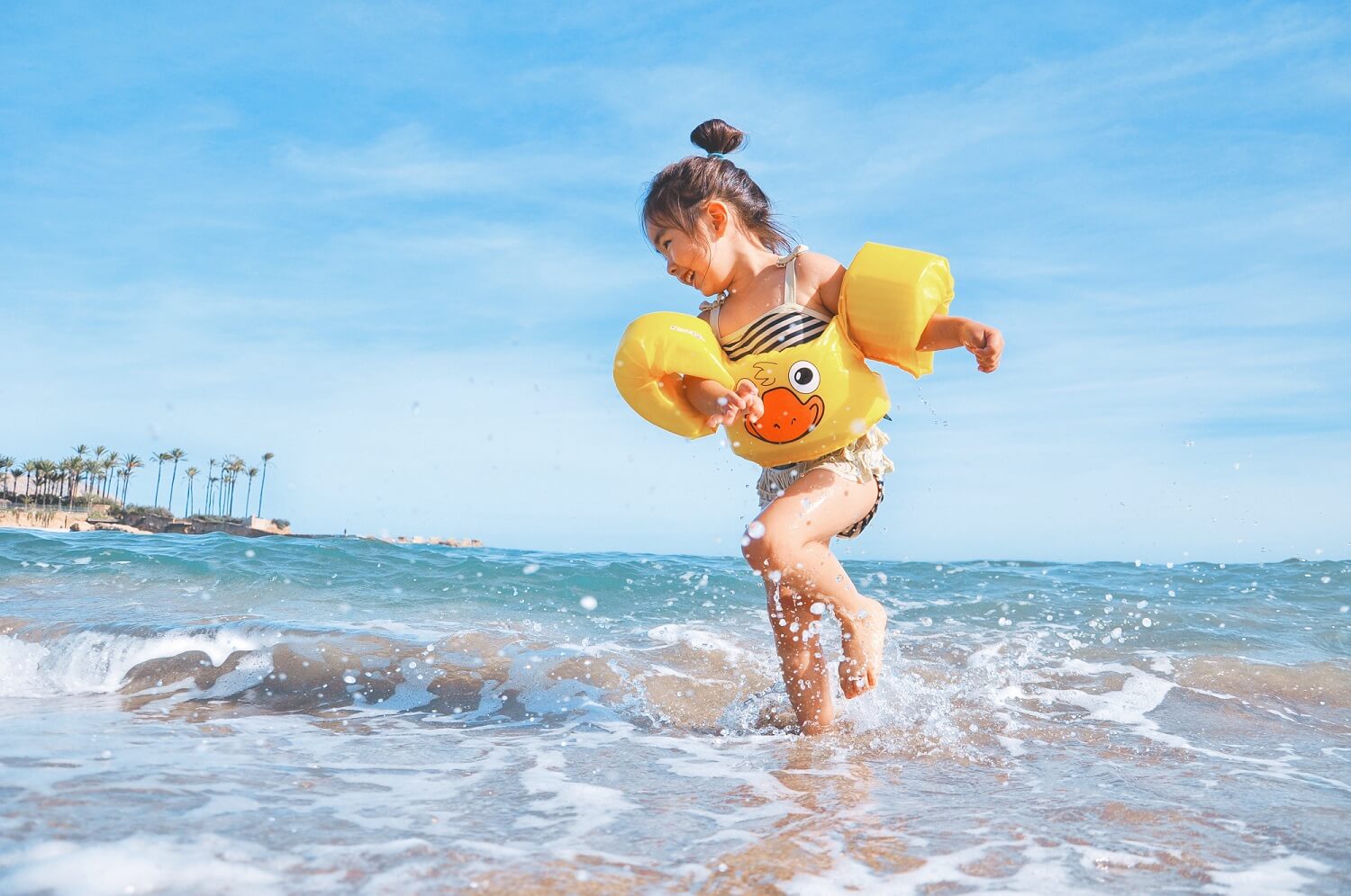 Где лучше отдохнуть с ребенком летом. Лето пляж дети. Дети на море. Лето дети море. Люди купаются в море.
